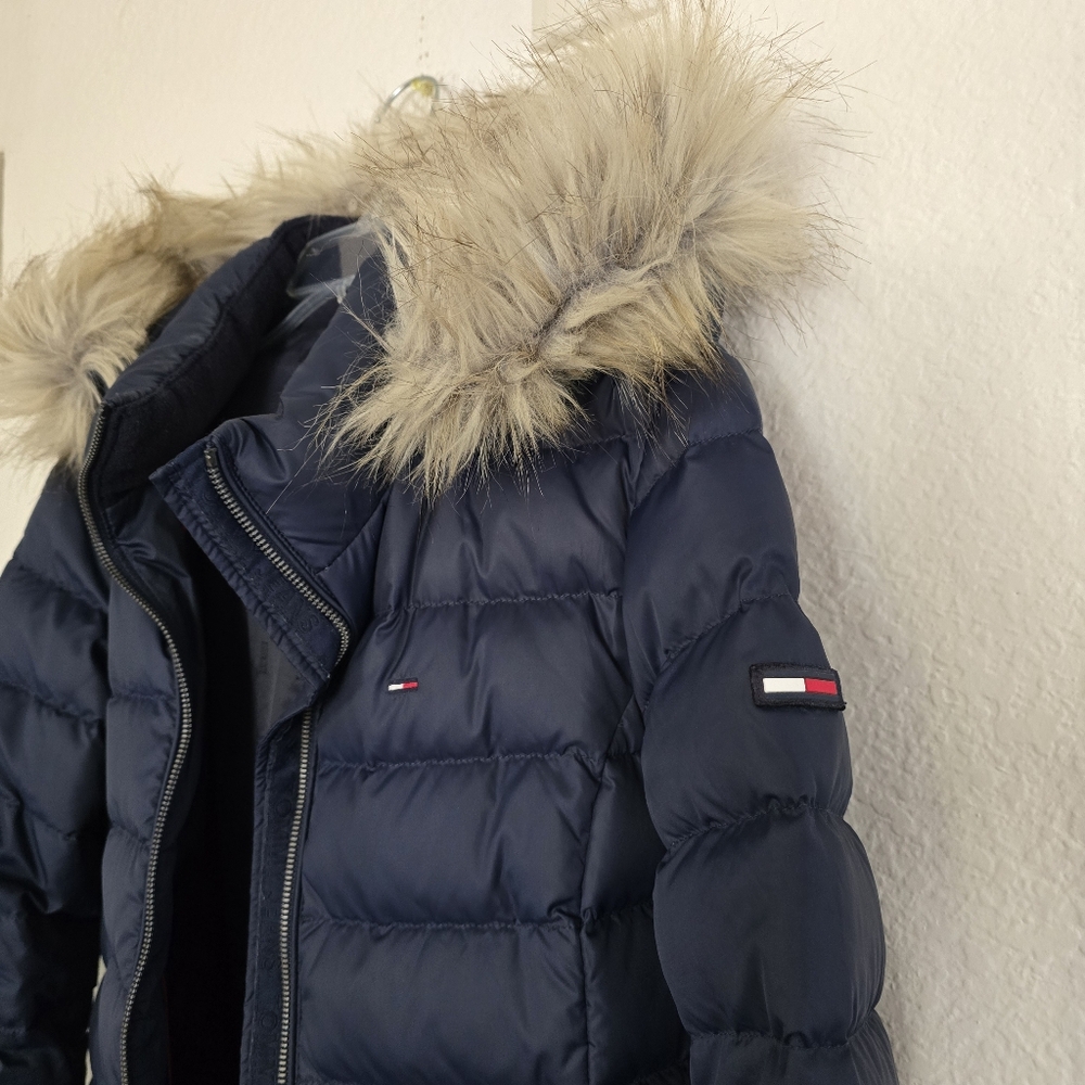 Tommy Hilfiger Navy Puffer Jacket with Faux Fur Hood Size M - Picture 3 of 9